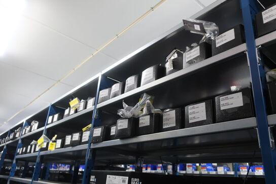 30 fag lagerreoler med indhold