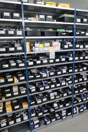 30 fag lagerreoler med indhold