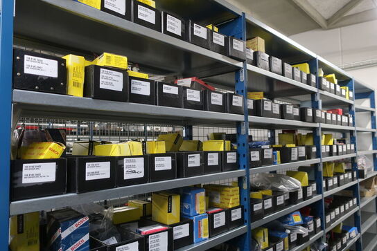 6 fag lagerreoler med indhold