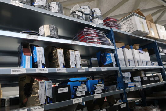 22 fag lagerreoler med indhold