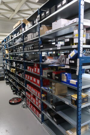 12 fag lagerreol med indhold