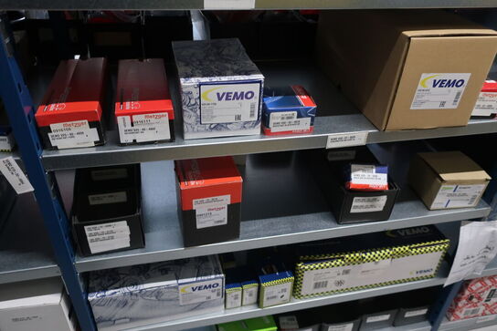 8 fag lagerreoler med indhold