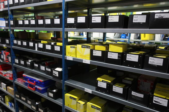 28 fag lagerreoler med indhold