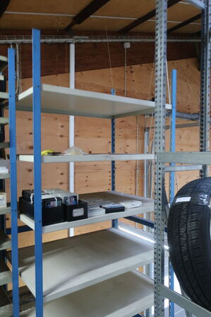 2 fag lagerreol med indhold