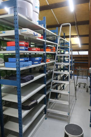 12 fag lagerreoler med indhold 