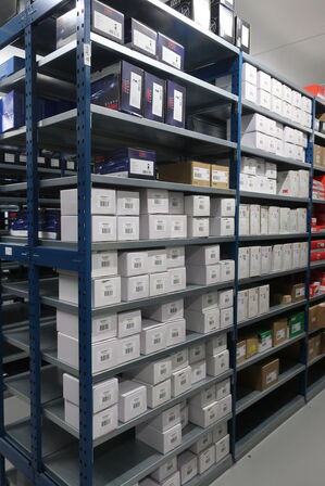 22 fag lagerreoler med indhold