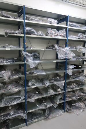 3 fag lagerreoler med indhold