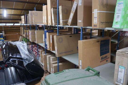 Diverse varelager samt reoler det står på 