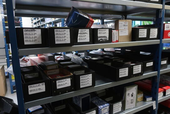 8 fag lagerreoler med indhold