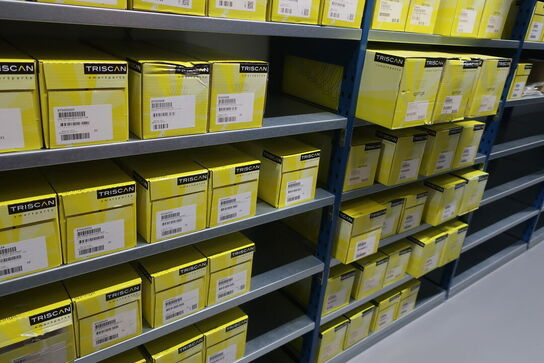 11 fag lagerreoler med indhold