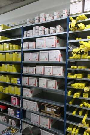 8 fag lagerreoler med indhold