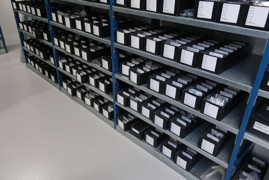 11 fag lagerreoler med indhold