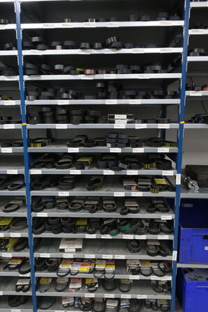 8 fag lagerreoler med indhold