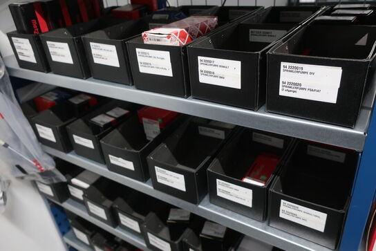 6 fag lagerreoler med indhold