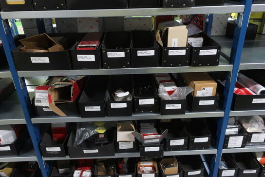 26 fag lagerreoler med indhold