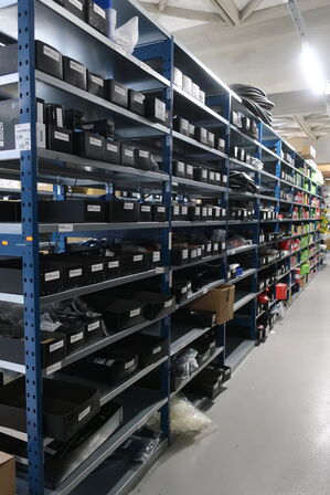 22 fag lagerreoler med indhold