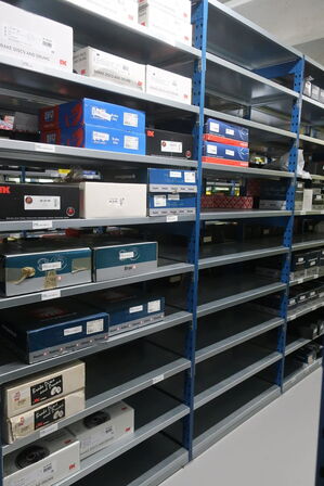 24 fag lagerreoler med indhold