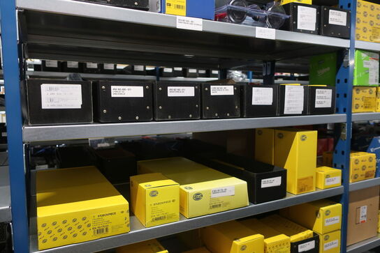 22 fag lagerreoler med indhold