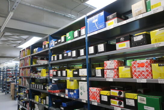 28 fag lagerreoler med indhold