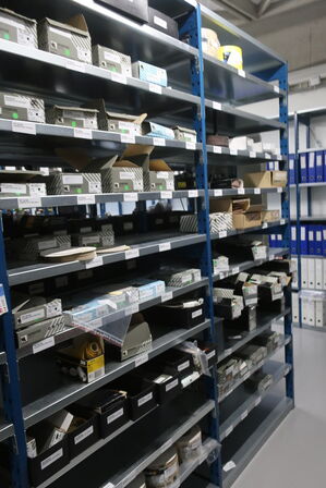 22 fag lagerreoler med indhold