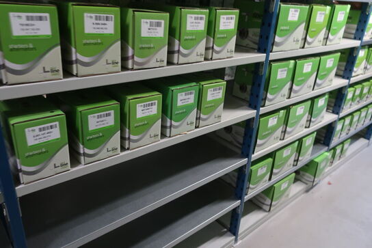 12 fag lagerreoler med indhold 