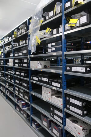 30 fag lagerreoler med indhold