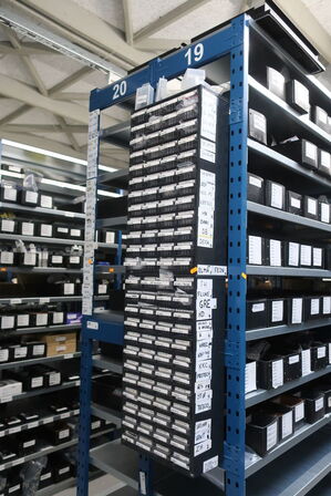 22 fag lagerreoler med indhold