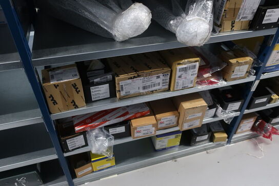 22 fag lagerreoler med indhold