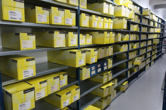 11 fag lagerreoler med indhold