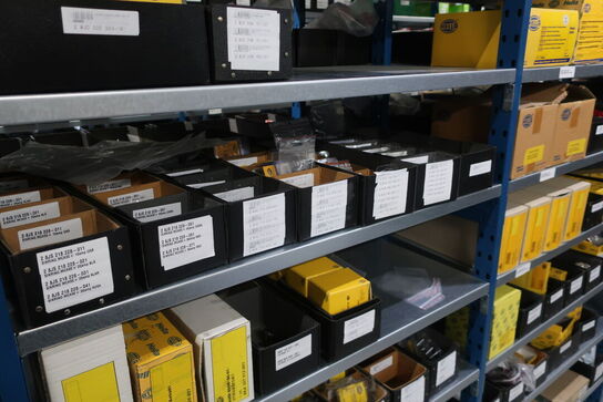 22 fag lagerreoler med indhold