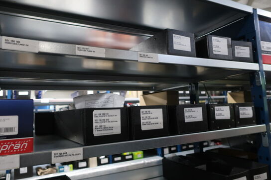 22 fag lagerreoler med indhold