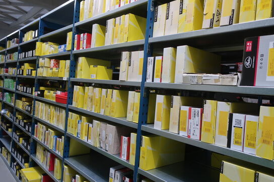 28 fag lagerreoler med indhold