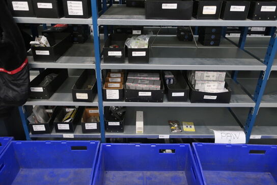 30 fag lagerreoler med indhold