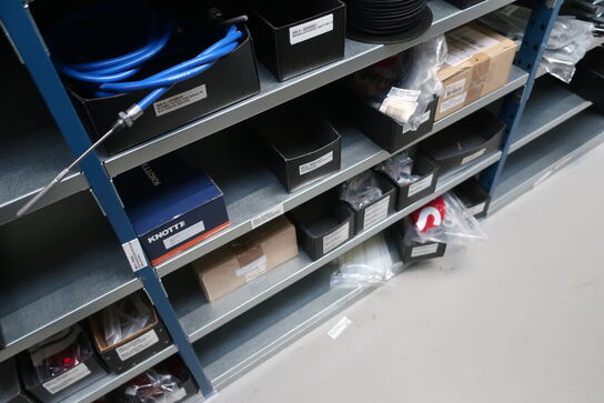 22 fag lagerreoler med indhold