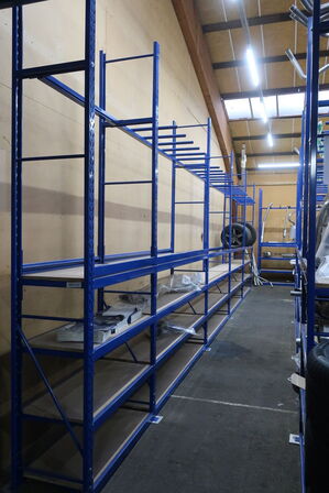 Varelager af udstødning m.v. samt reoler hertil