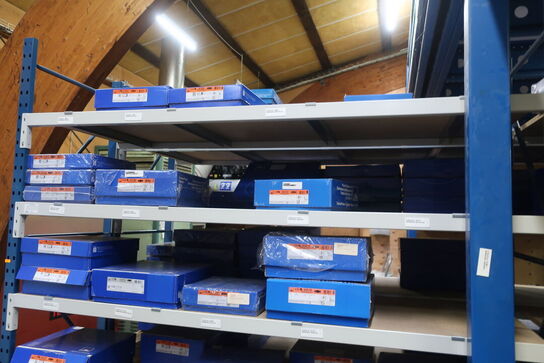 8 fag lagerreoler med indhold