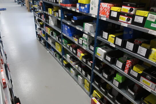 28 fag lagerreoler med indhold