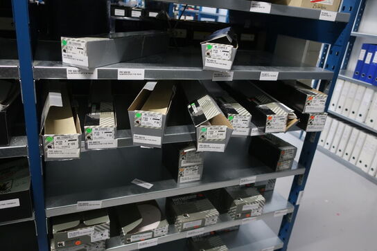 22 fag lagerreoler med indhold