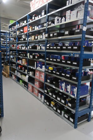 8 fag lagerreoler med indhold