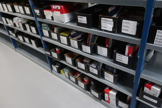 12 fag lagerreol med indhold