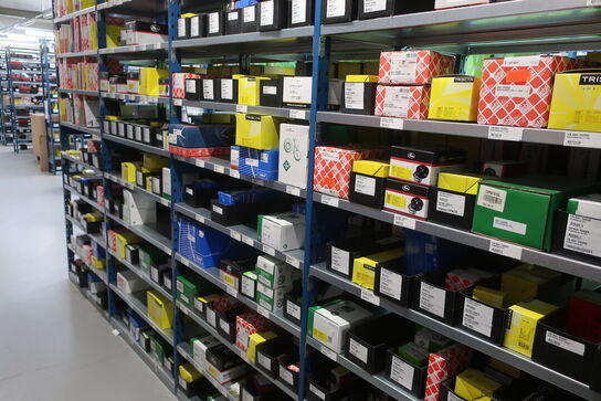 28 fag lagerreoler med indhold