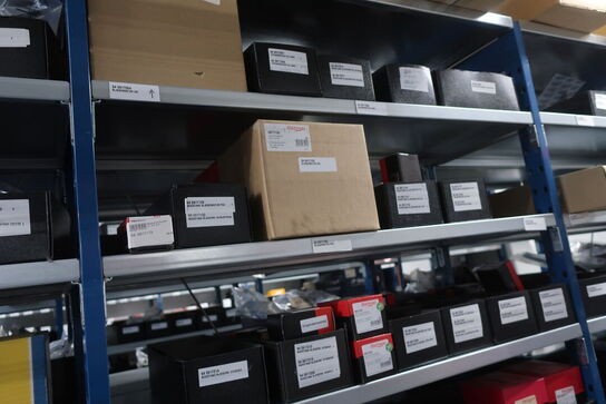 12 fag lagerreol med indhold