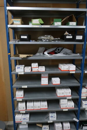 4 fag lagerreoler med indhold