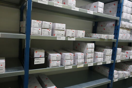 13 fag lagerreoler med indhold