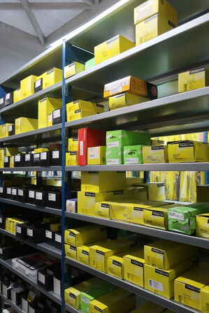 28 fag lagerreoler med indhold