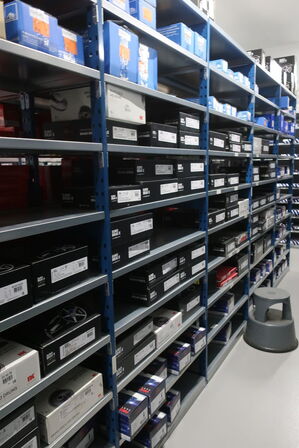 22 fag lagerreoler med indhold