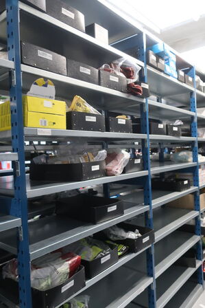 22 fag lagerreoler med indhold