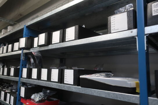 11 fag lagerreoler med indhold