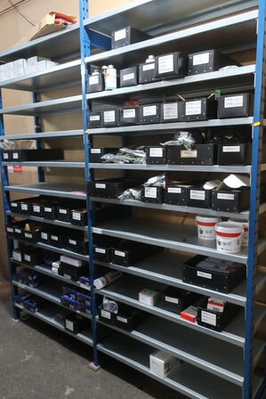 2 fag lagerreoler med indhold