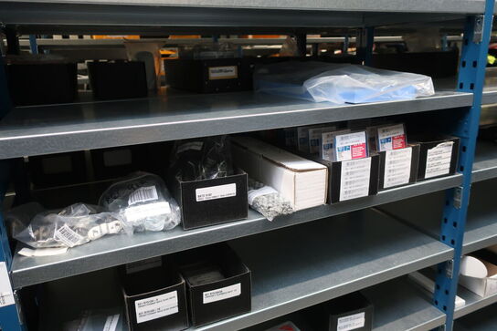 22 fag lagerreoler med indhold